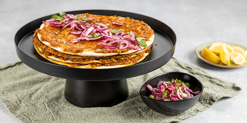 Lahmacun met uiensalade