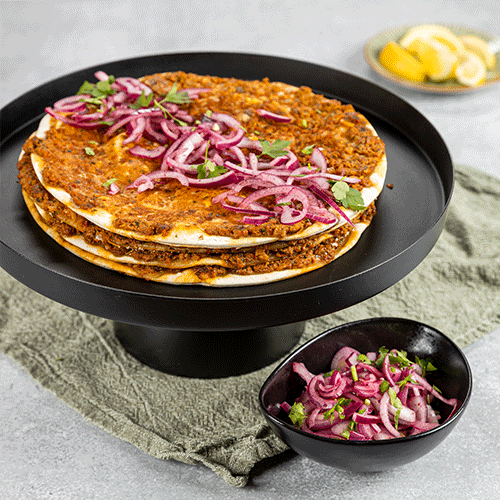 Lahmacun met uiensalade