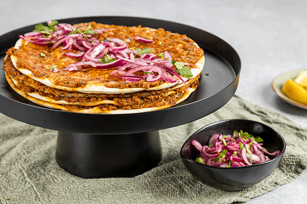 Lahmacun met uiensalade