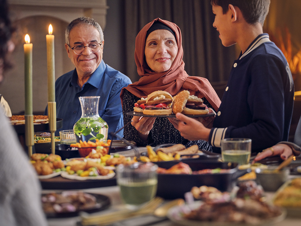 Mensen aan tafel met eten