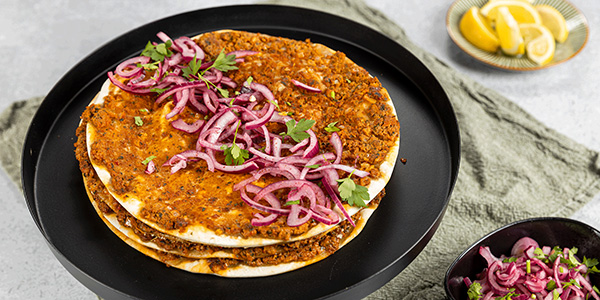 Lahmacun met uiensalade