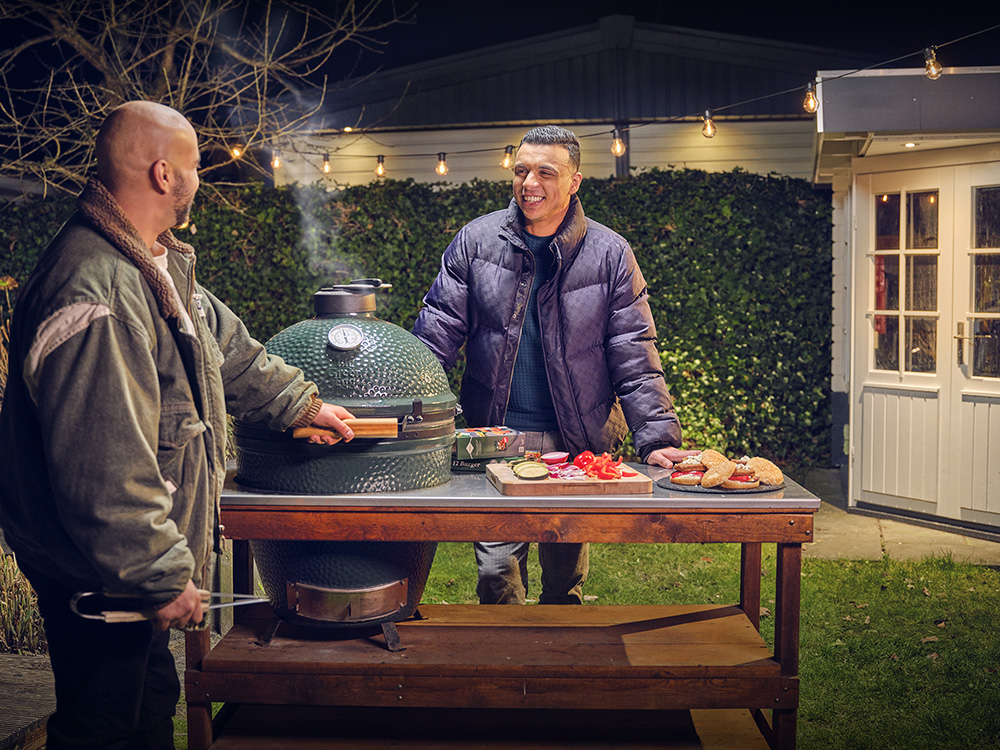 Twee mannen bij een barbeque